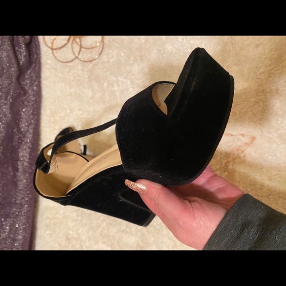 (SOLD ON ANOTHER APP)Velvet chunky platform heels - Picture 2 of 5